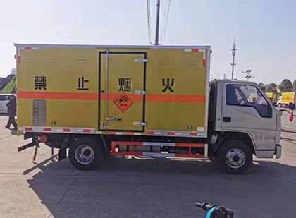 阿合奇爆破器材运输车工人安全操作规范与智能技术保障